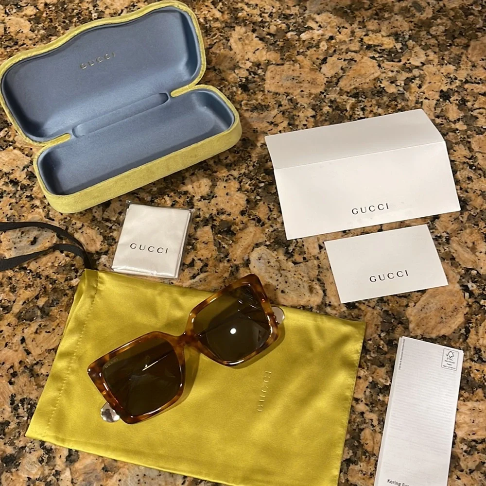 SOLD Gucci - Picture 4 of 16